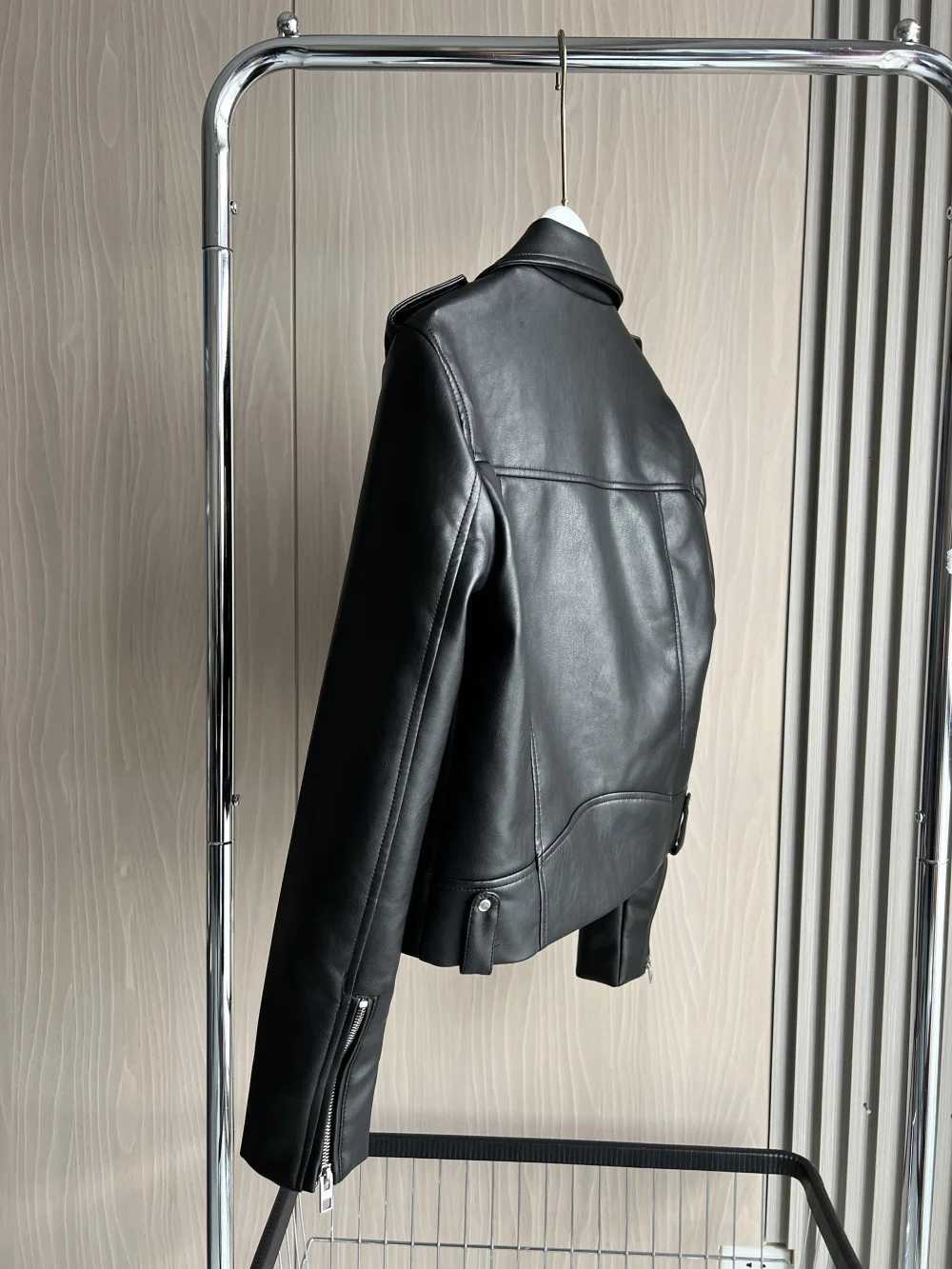 Faux leather biker jacket The new spring 2025 ETJ lapel epaulet zipper adorn a cool black faux leather jacket for womenT251017