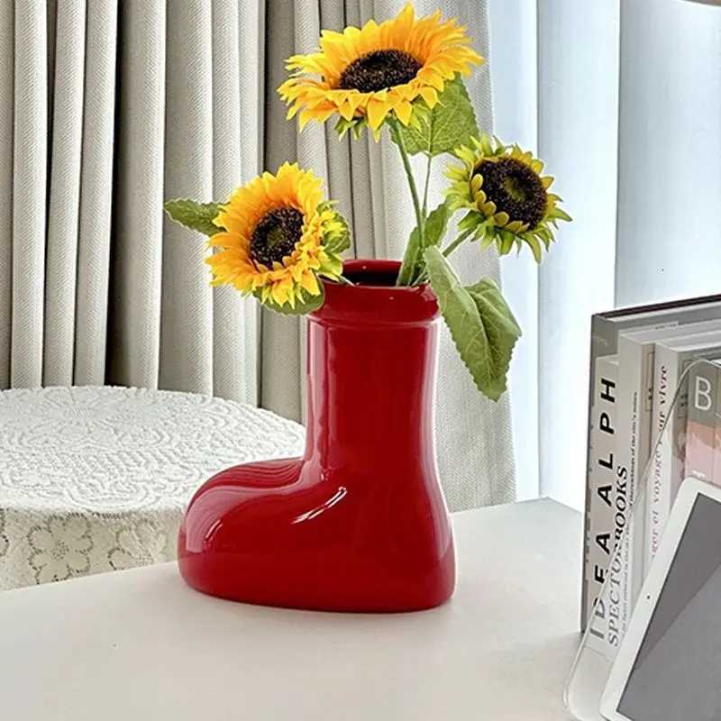 Ins Style Red Boots Creative Ceramic Vase Simple Household Tabletop Flower Bottle Daily Restaurant Coffee Shop Decoration Bottle C251017