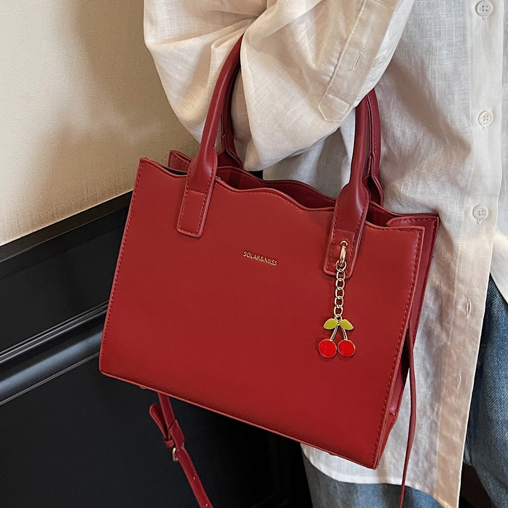 Elegant Red Large-Capacity Women's Purse Perfect Companion for Special Occasions