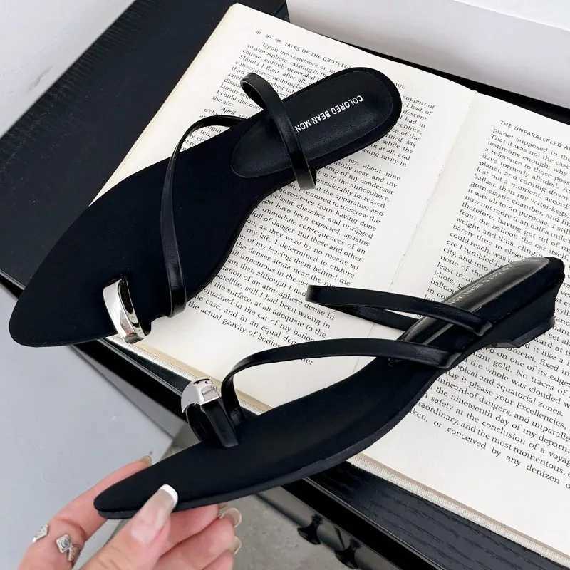 Summer Narrow Band Belt Buckle Design Women Sandals Fashion Pointed Toe Metal Decoration Slide Sandals Comfortable Beach Shoes Z251015