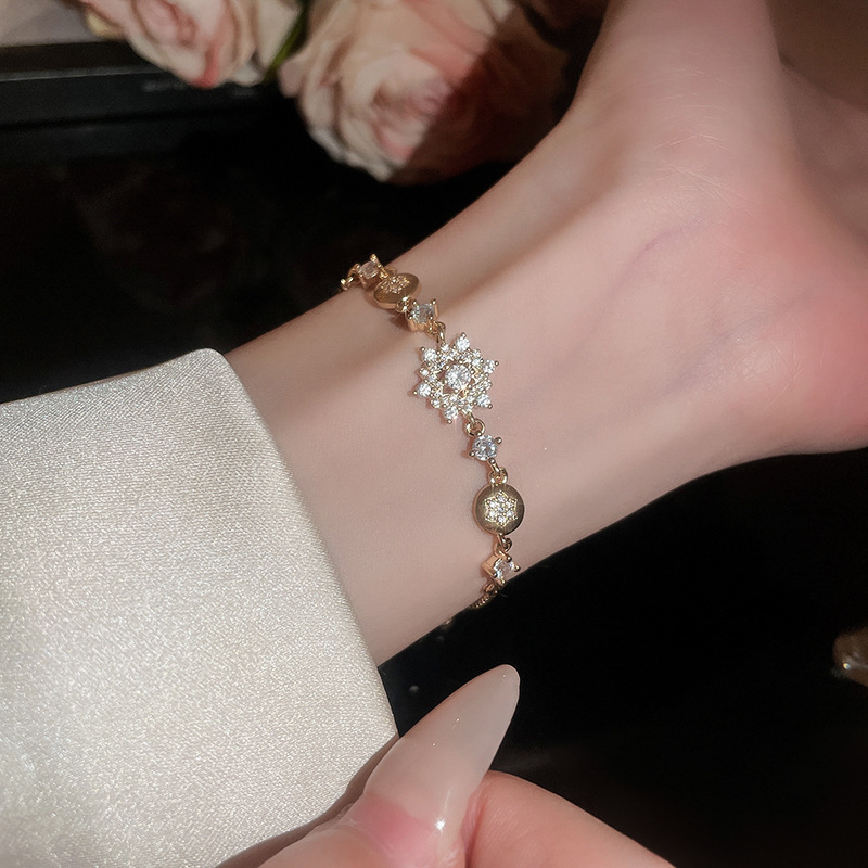 High-end Dia-encrusted Snowflake Pendant Niche Fashion Design Bracelet Light Fashionable Temperament Jewelry