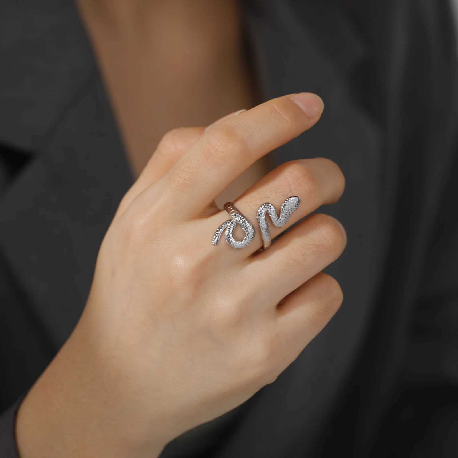 Skyrim Stainless Steel Snake Rings for Women Men Gold Color Finger Rings Punk Serpent Animal Party Jewelry Gift WholesaleW251017