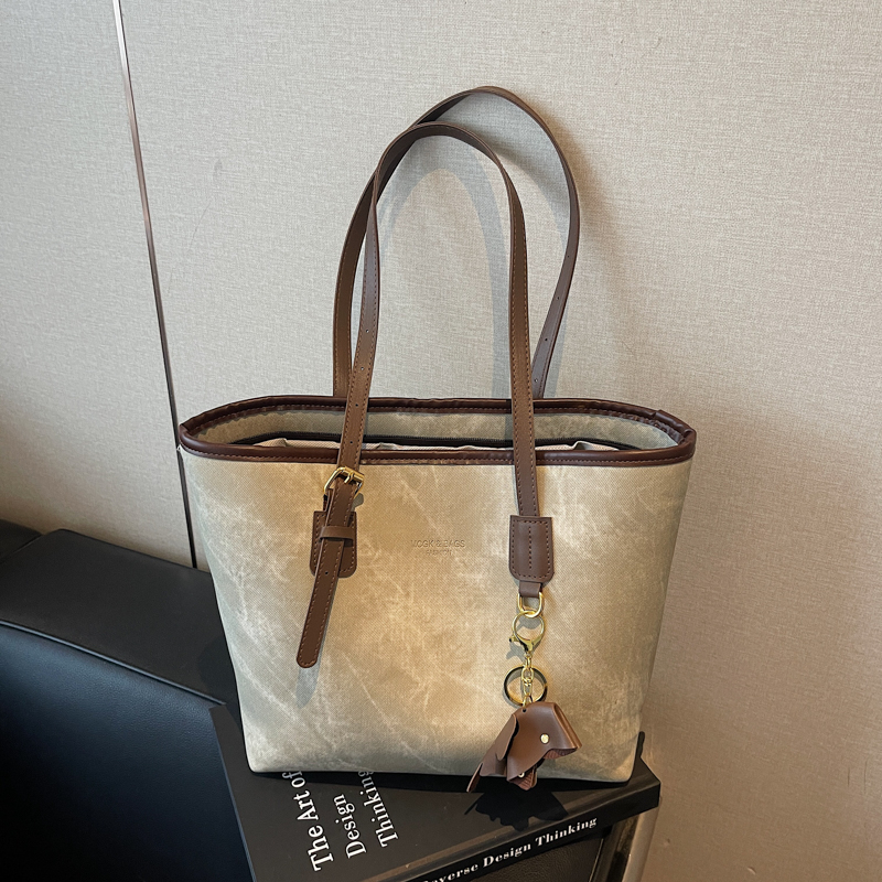 2025 New Fashionable Student Phone Bag Autumn Large Capacity High end Versatile Leisure Minimally Popular Women's Shopping Commuting Shoulder Bac