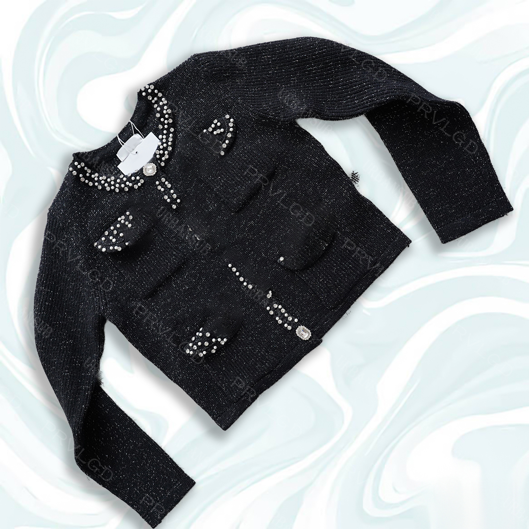 Gender-neutral Casual Wear T-Shirt Featuring a Cozy Knit Texture and Practical Front Closure