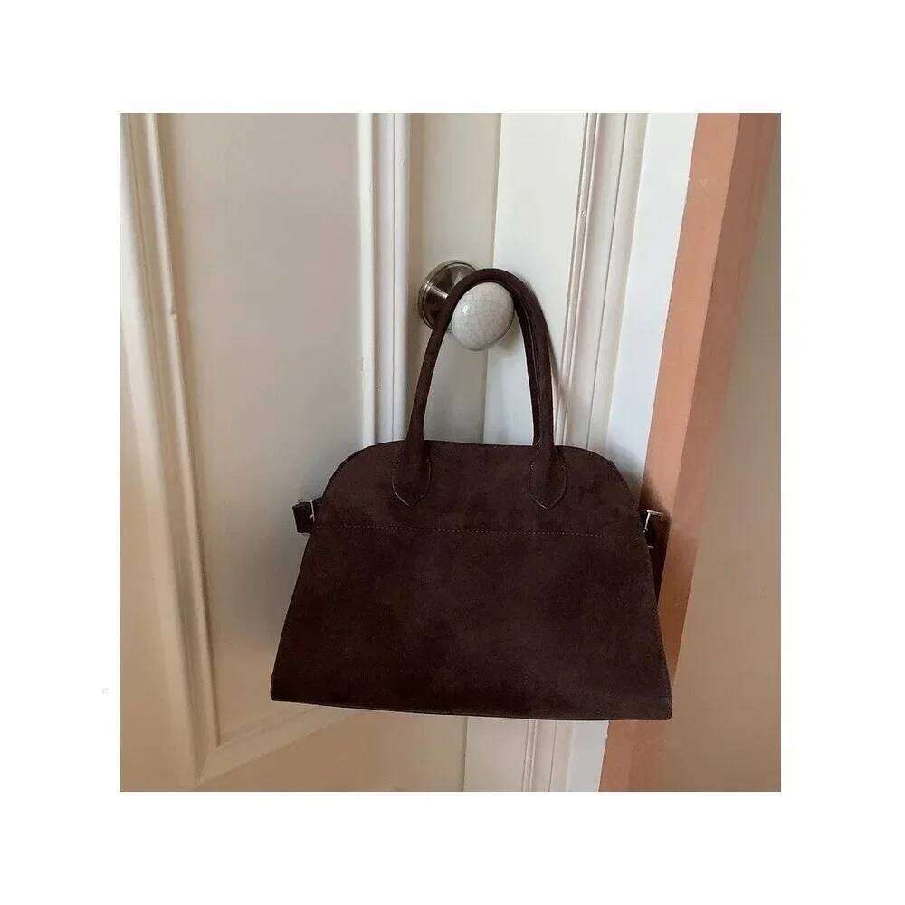 Spot autumn and winter high end niche design large capacity women s new commuter retro handbag tote bag