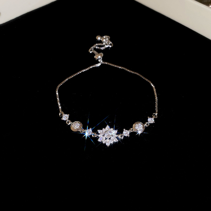 High-end Dia-encrusted Snowflake Pendant Niche Fashion Design Bracelet Light Fashionable Temperament Jewelry