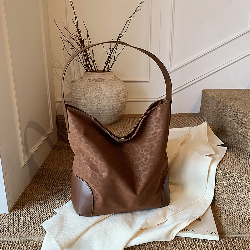 Spring women's fashionable mobile phone bag with large capacity function, new high-end versatile casual small and simple shopping commuting shoul