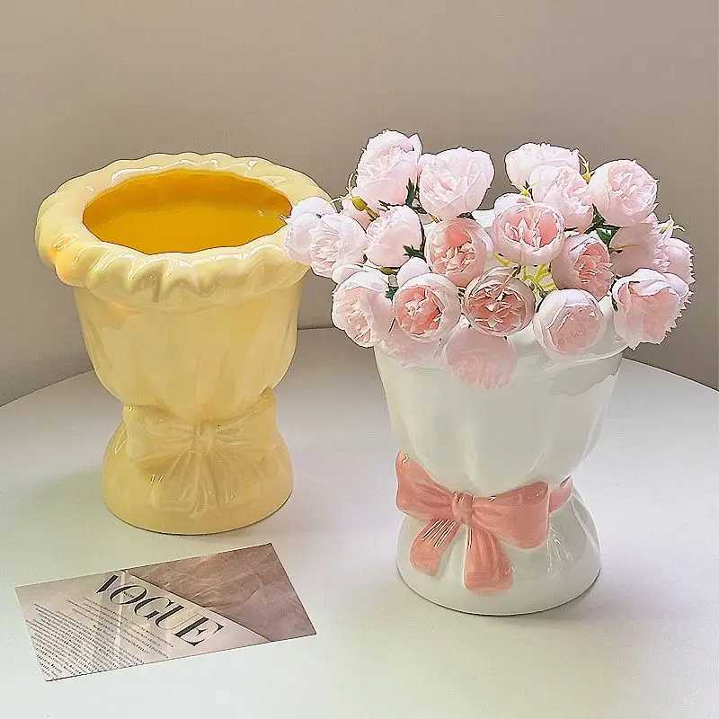 Creative Handheld Bouquet Shaped Ceramic Vase for Home Living Room Highend Flower Arrangement Ins Style Decorative Items C251017