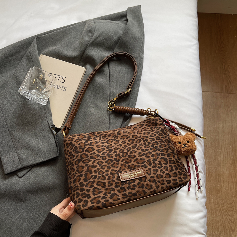 Ladies' fashionable mobile phone bag with large capacity function, new high-end leisure versatile, compact and simple shopping commuting shoulder