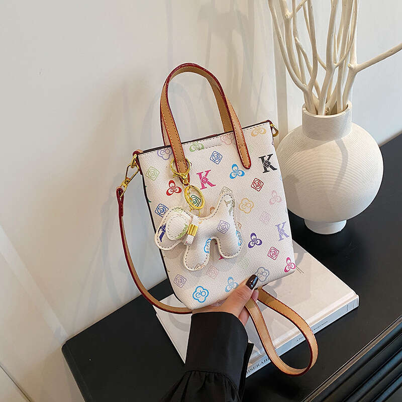 Chic Designer Smartphone Holder Sleek Unisex Purse Style