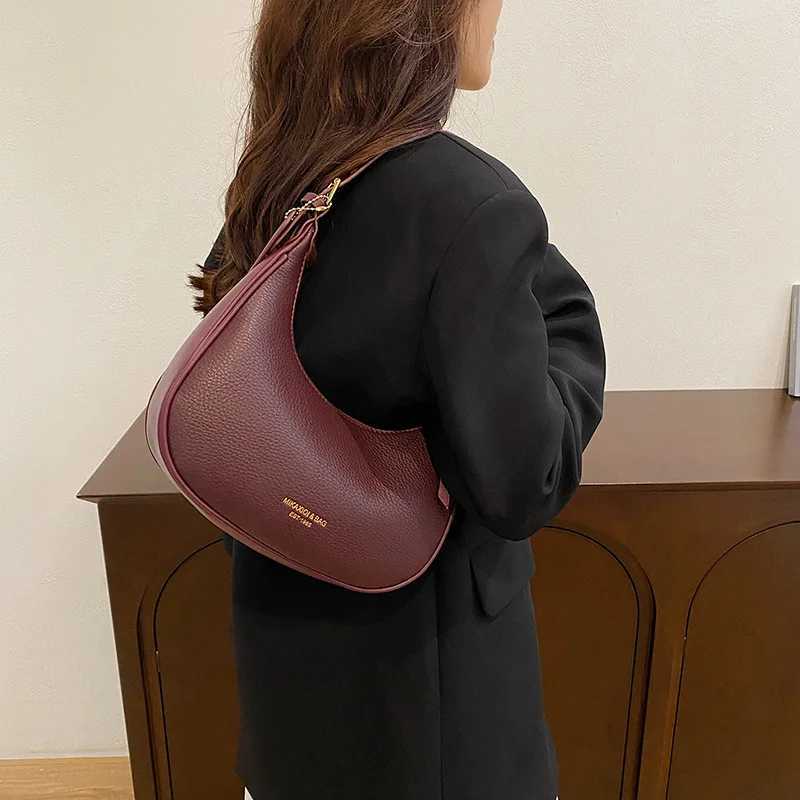 Wen Highend Shoder Bag 2025 New Large Capacity Crescent Shaped Handbags Texture Pu Leather Cmuting Letter Crossbody Bags1 D251017
