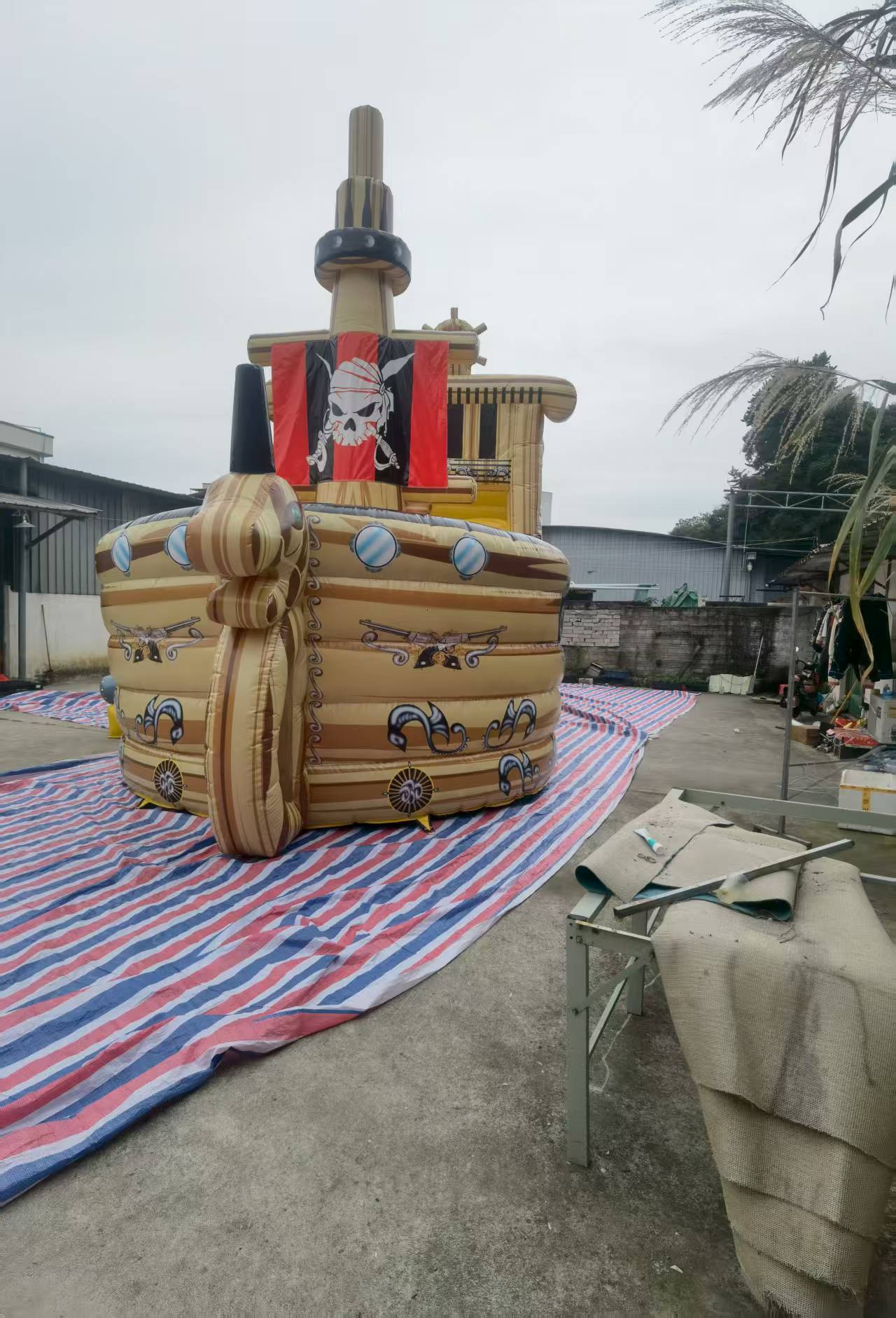 Pirate-themed Caribbean island cruise with movable swing room and inflatable slide