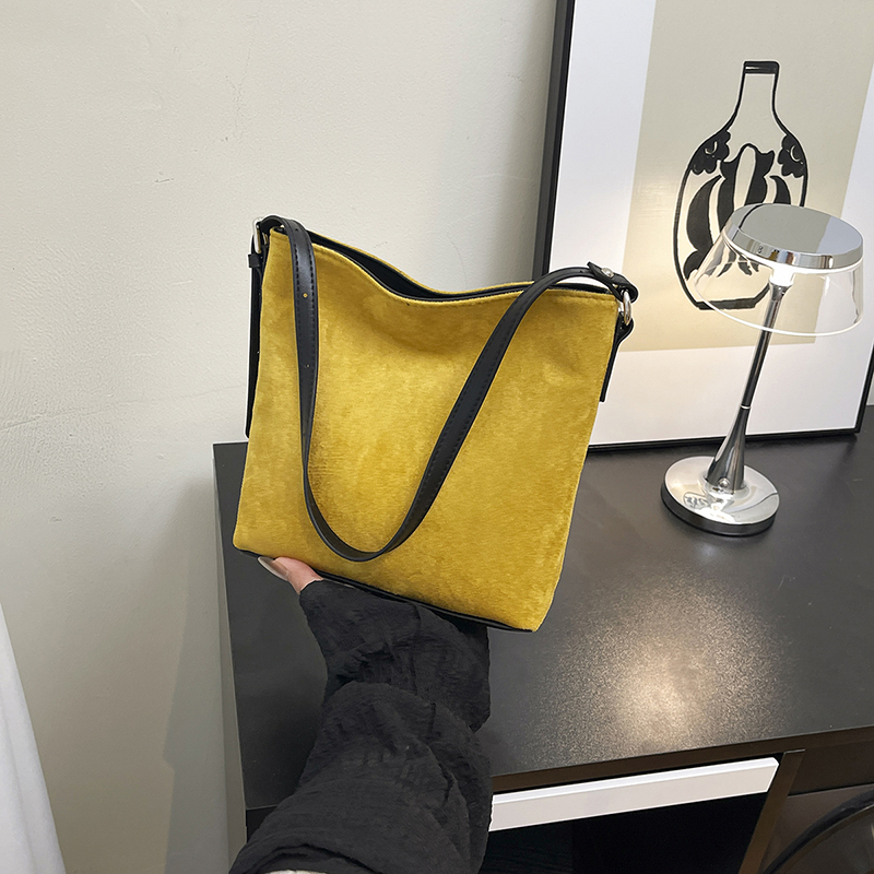 2025 Autumn Women's Fashion Compact Mobile Phone Bag with Large Capacity Function New High end Student Versatile Leisure Simple Shopping Commutin