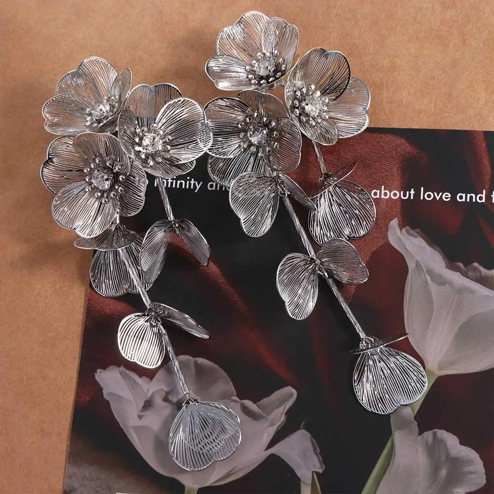 Exaggerated Big Flower Long Tassel Earrings Light Temperament Women Earrings Advanced Sense Metal Stud Earrings Wedding 251016
