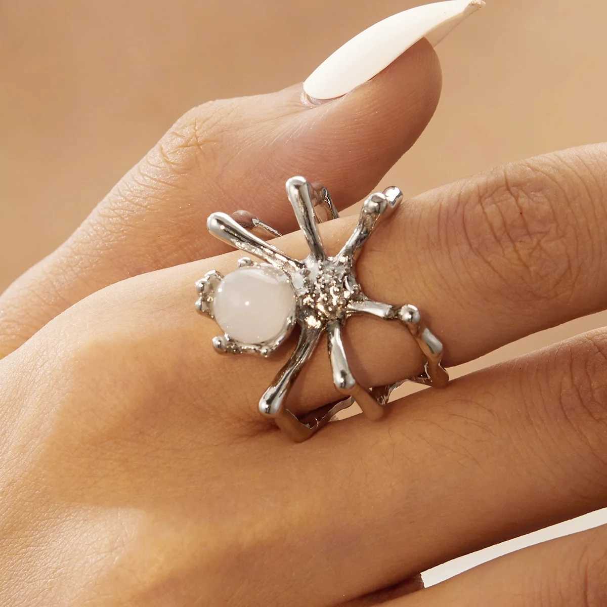Exaggerated Vintage Crystal Ball Spider Opening Rings Gothic Punk Insect Finger Ring Halloween Party Jewelry Gifts For Women Men Z251017