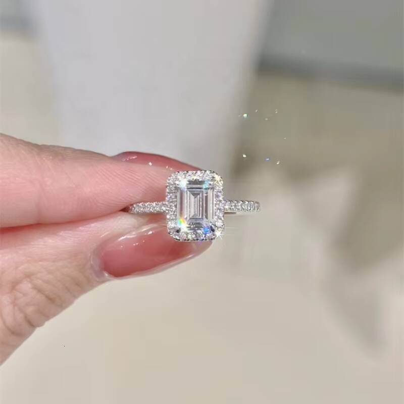 CVD HPHT Cultured Diamond Factory Customized Romantic Engagement Ring Emerald Shape Cut Lab Cultured Diamond Ring Jewelry