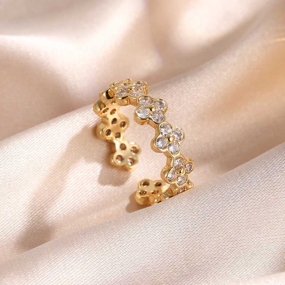 Yupsk 2pcs Niche Design Lucky Flower Zircon Rings Set for Women StainlESS Steel Finger Ring Engagement Jewelry GiftsW251017