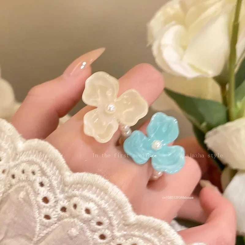 Violet Flower Acrylic Ring New Korean Style White Lily Index Finger Ring Elastic Beaded Unique Creativity Women Jewelry Z251017