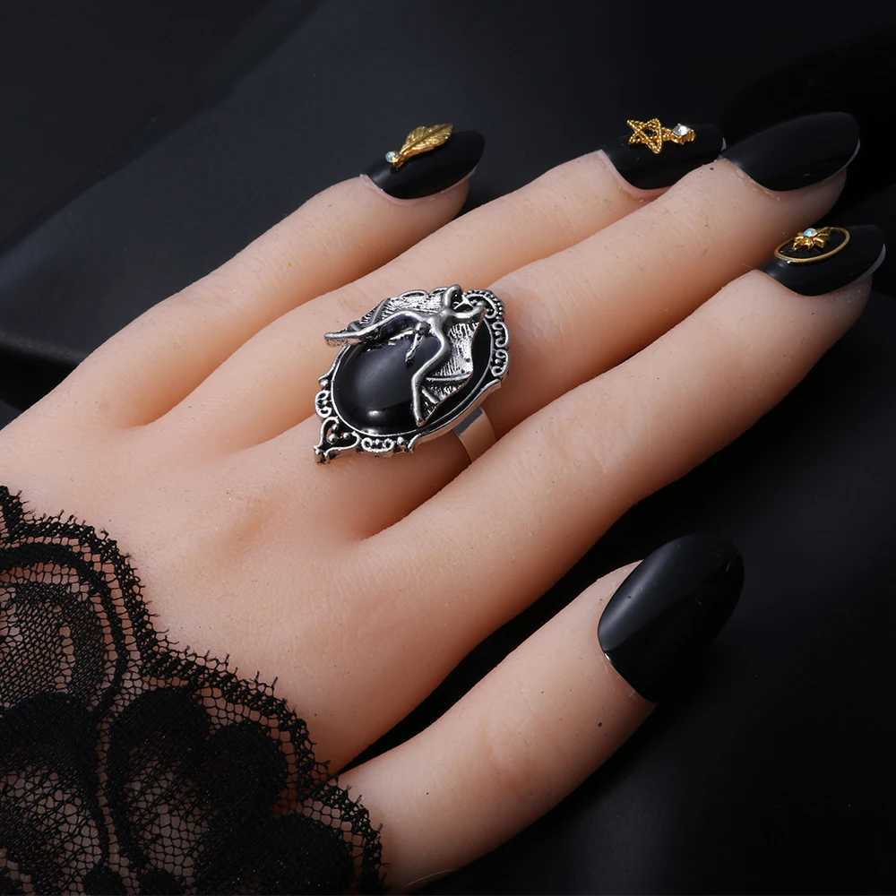 New Halloween Black Bat Ring Gothic Witch Ring Bat Cameo Adjustable Ring Women Men Party Jewelry Festival Gift Z251017