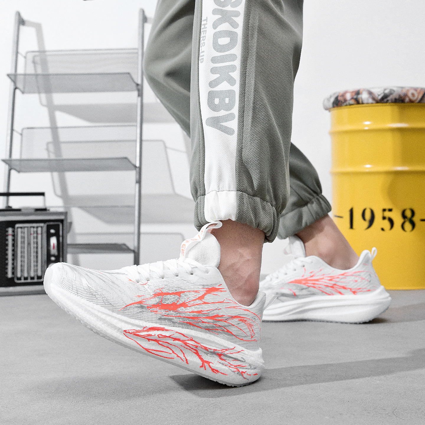 Fashion Designer Basketball Shoes for Men And Women Light Weight Thick Bottom Mesh Breathable Running Shoes Sneakers