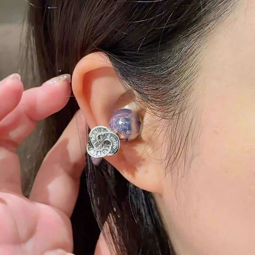 Light High-Value Sparkling Interlocking Ear Clip with Zircon Inlay, Delicate Ins Trend Earrings for Girls