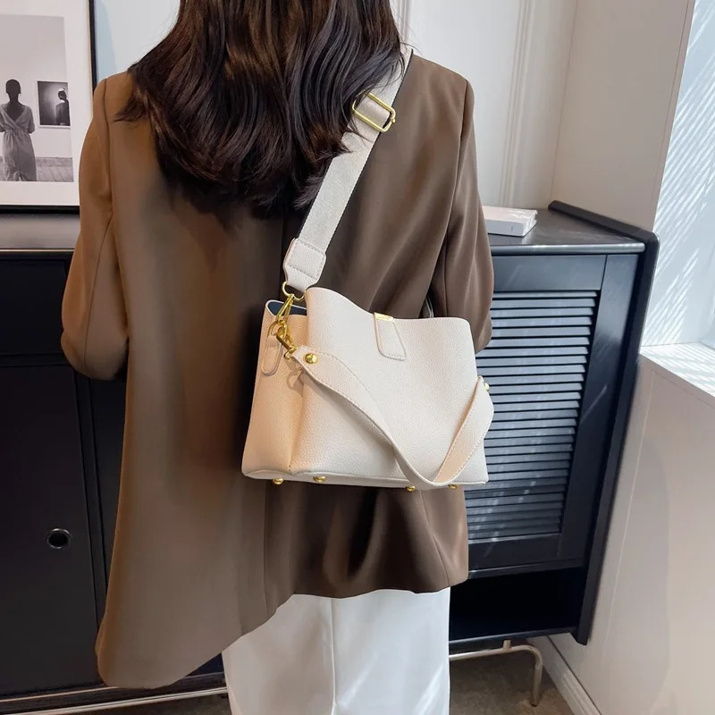 Womens Fashion HandHeld Bucket Bag Large Capacity Crossbody HighEnd Luxury Light Weight Elegant Handbag R251018
