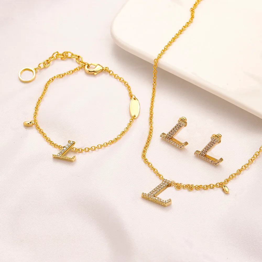 Fashion Womens Earrings Designers Letter Ear Stud Bracelet Necklace Gold Plated Crystal Geometric Earring for Wedding Party Jewerlry Accessories