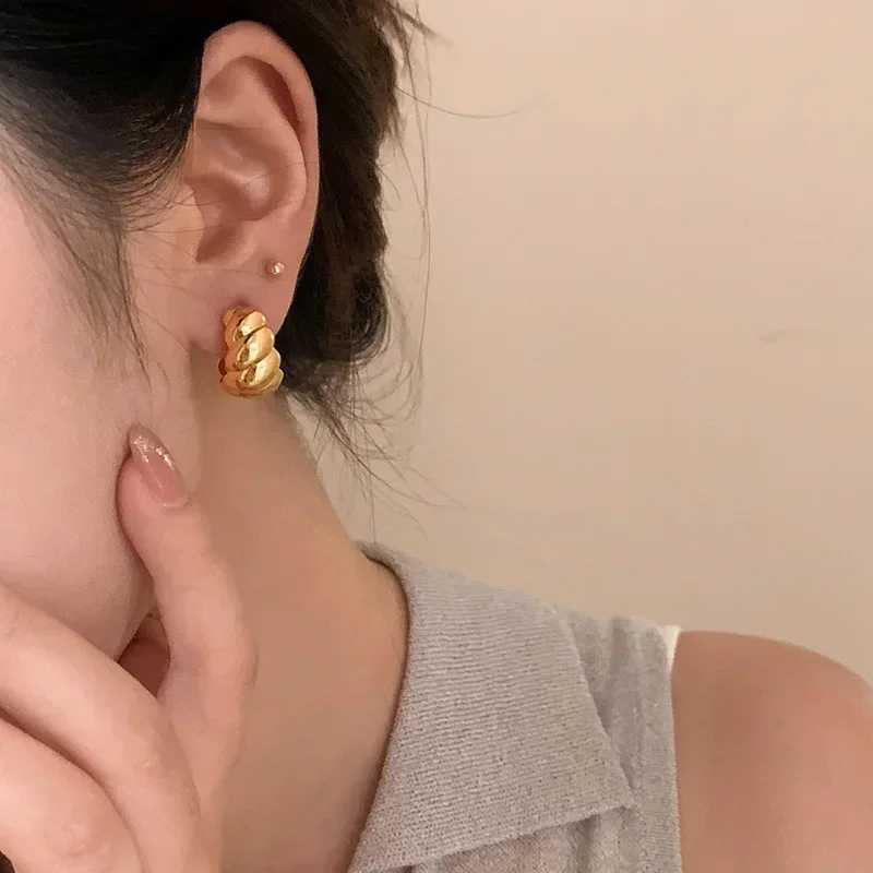 Real 925 Sterling Silver Distorted Croissant Hoop Earrings for Women Minimalist Trendy Fine Jewelry Round Geometric Accessories Y251018