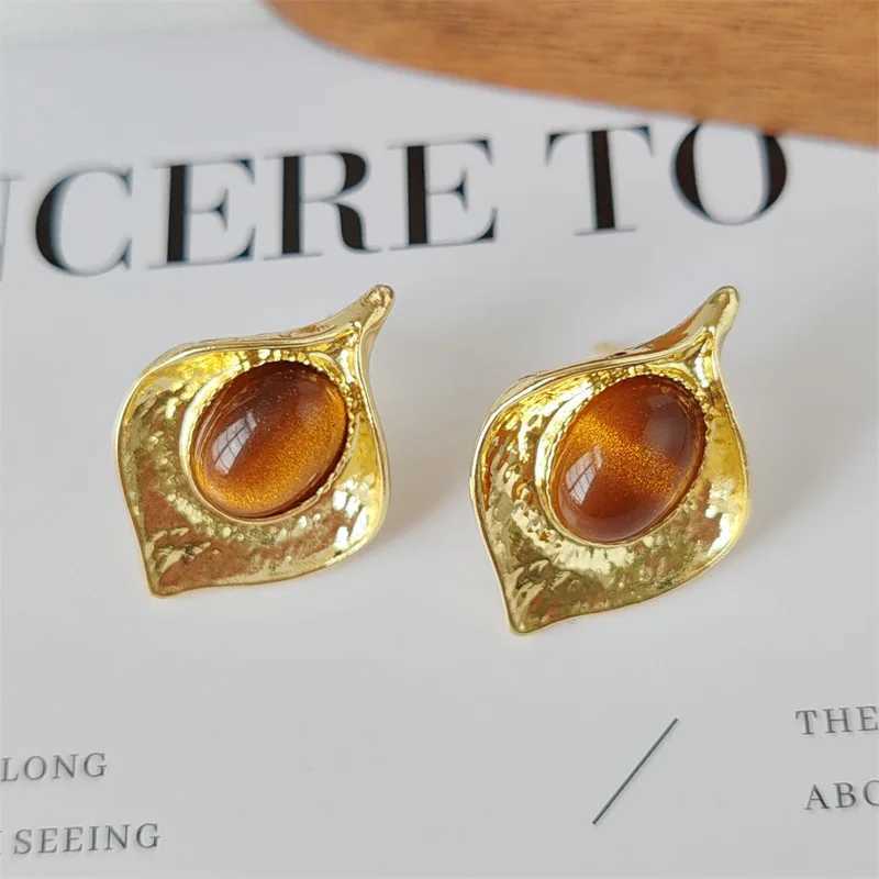 Creative Abstract Metal Leaves Brown Stud Earrings for Women Girl Autumn Winter Vintage Jewelry Accessories Gifts 2025 New Y251018