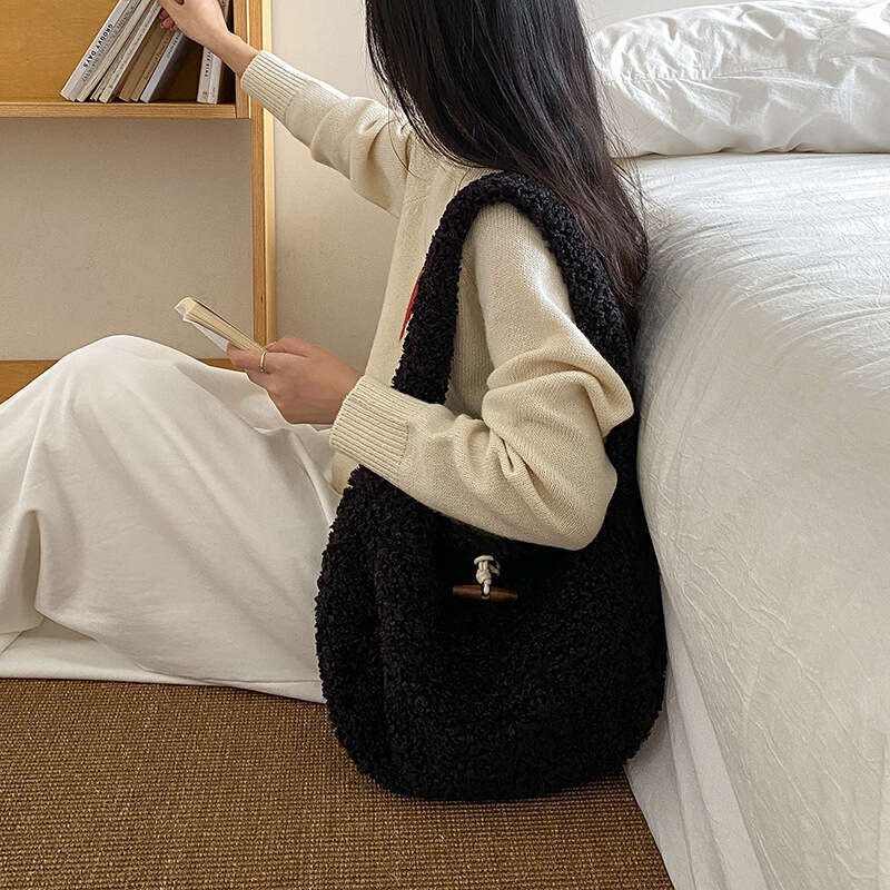 Winter Plush Korean Version New Versatile Soft Large Capacity Niche Design Lamb Wool Shoulder Bag For Women B5