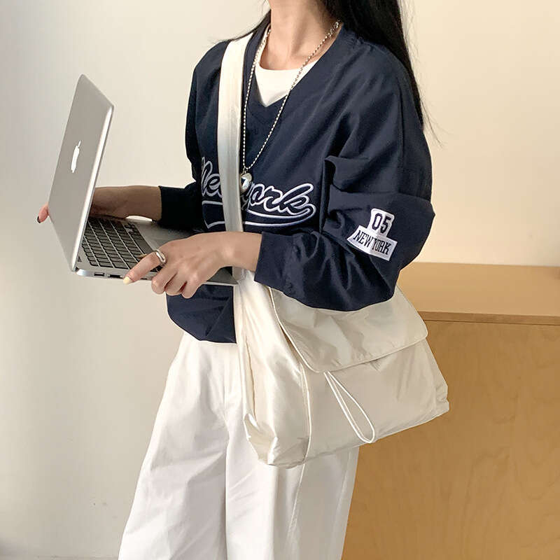 Korean Version Niche Simple Single Shoulder For College Students, Flip Cover Commuter Bag, Large Capacity Lightweight Casual Crossbody Bag B5