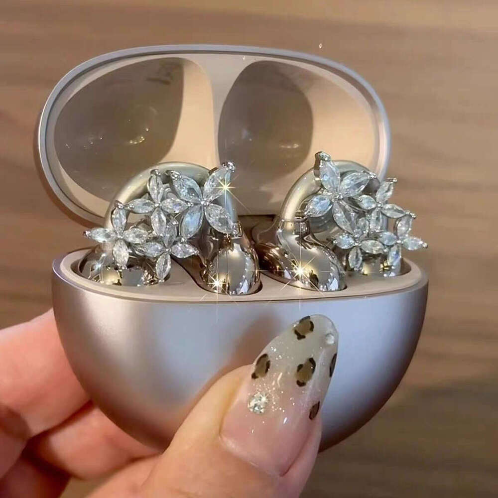 FreeClip Dia Buckle Clip Earphone Decorative Flower Accessories Earrings Women Light High-end Ear Jewelry