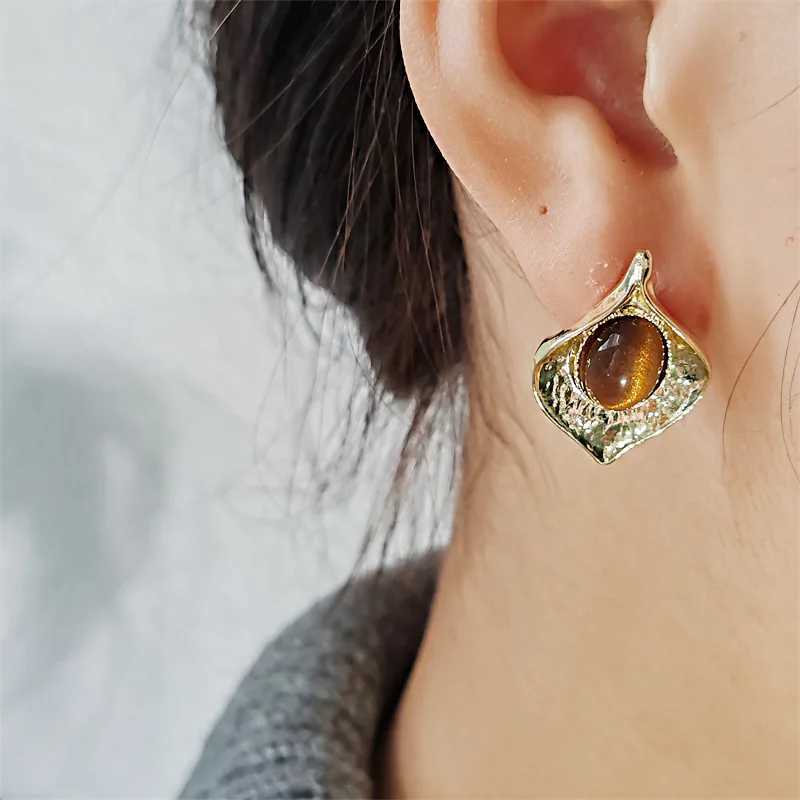 Creative Abstract Metal Leaves Brown Stud Earrings for Women Girl Autumn Winter Vintage Jewelry Accessories Gifts 2025 New Y251018