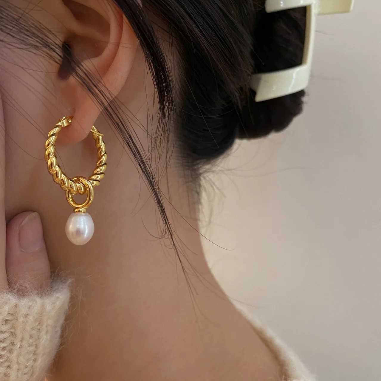 Exquisite round pearl pendant womens earrings stainless steel earrings statement jewelry gift Y251018