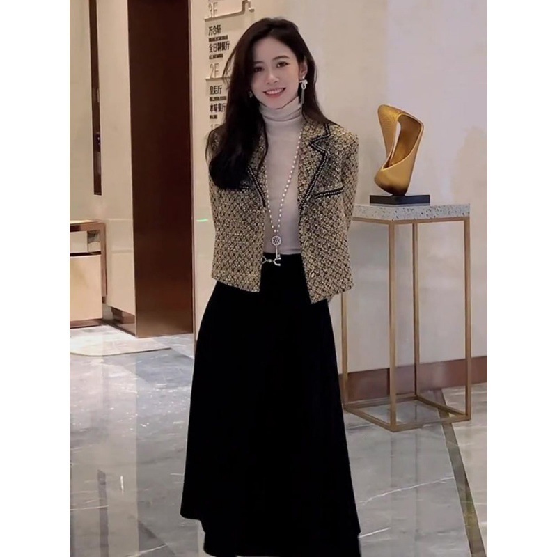 2025 Autumn/Winter New Designer Luxury design Top European Short Top Luxury Hot Selling Social Elegant Versatile Small Top