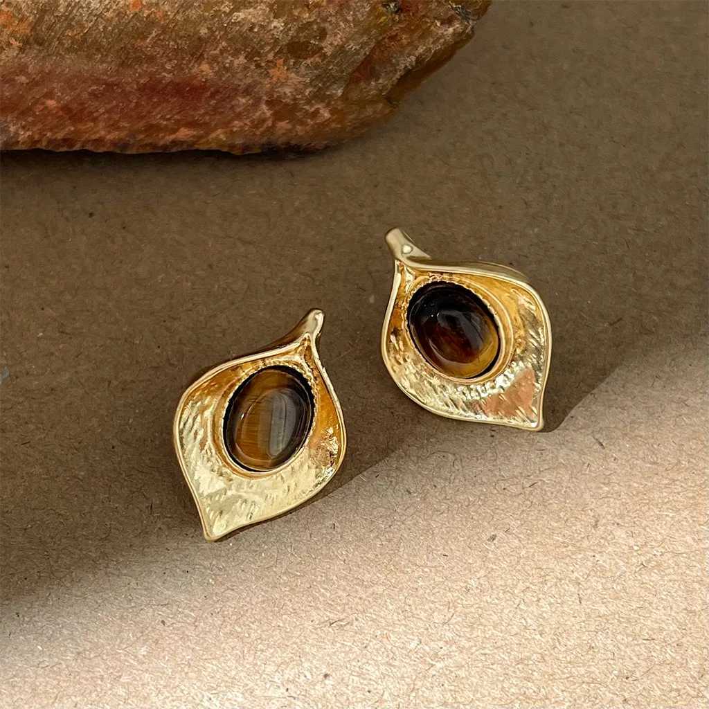 Creative Abstract Metal Leaves Brown Stud Earrings for Women Girl Autumn Winter Vintage Jewelry Accessories Gifts 2025 New Y251018