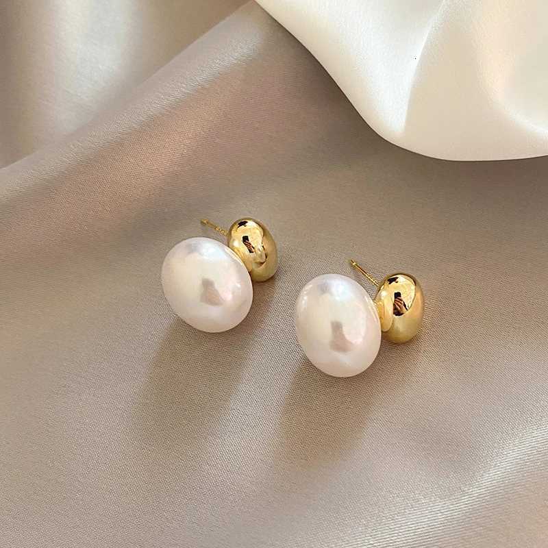 2025 New French Elegant Gold Color Bean Spliced Flat Pearl Earrings for Korean Fashion Jewelry Party Womens Sweet Accessories Y251018