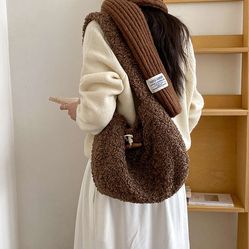 Winter Plush Korean Version New Versatile Soft Large Capacity Niche Design Lamb Wool Shoulder Bag For Women B5