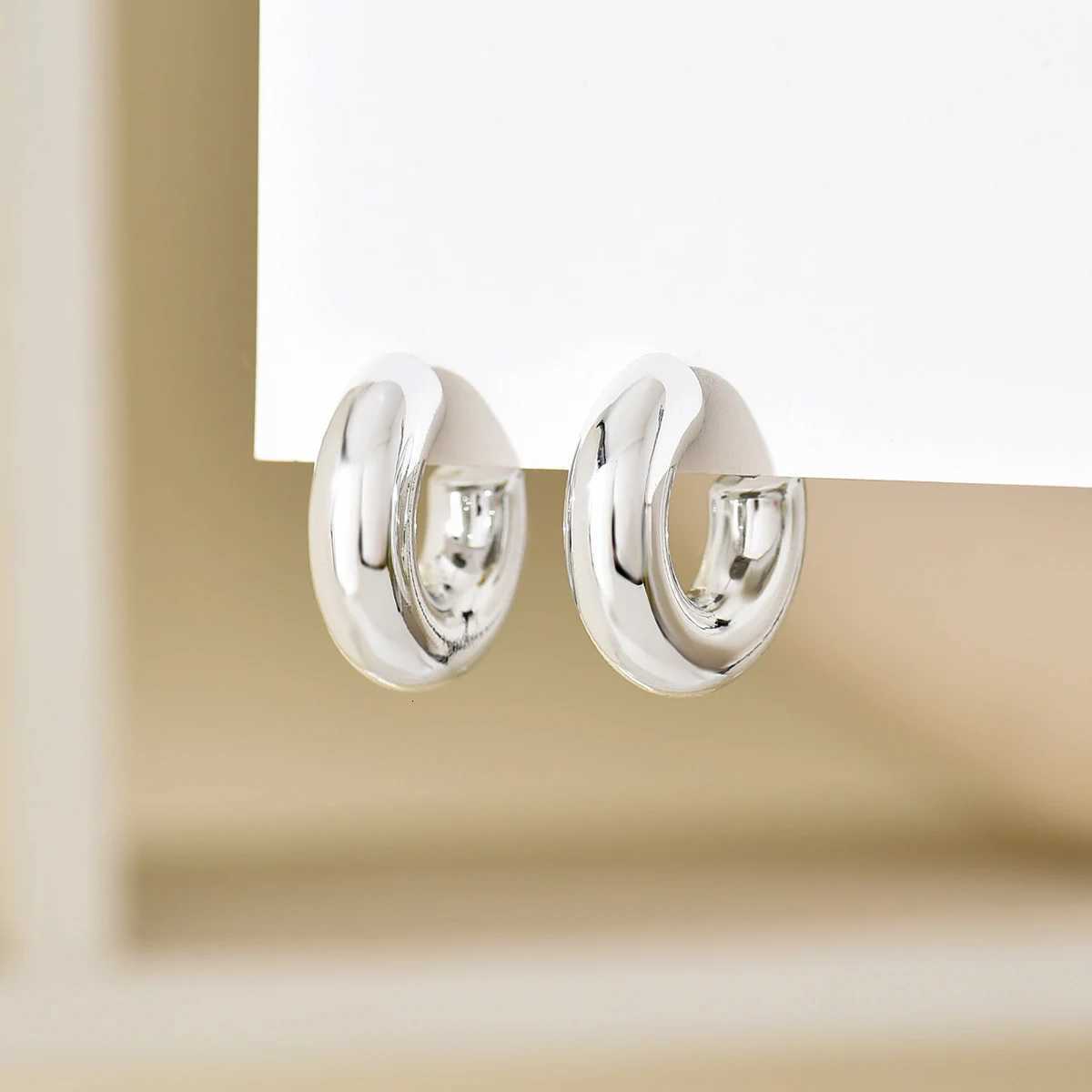 Trendy Circle Twists Hoop Earring for Women Simple Temperament Hyperbole Gold Color Ear Daily Wear Jewelry Party Gifts Y251018