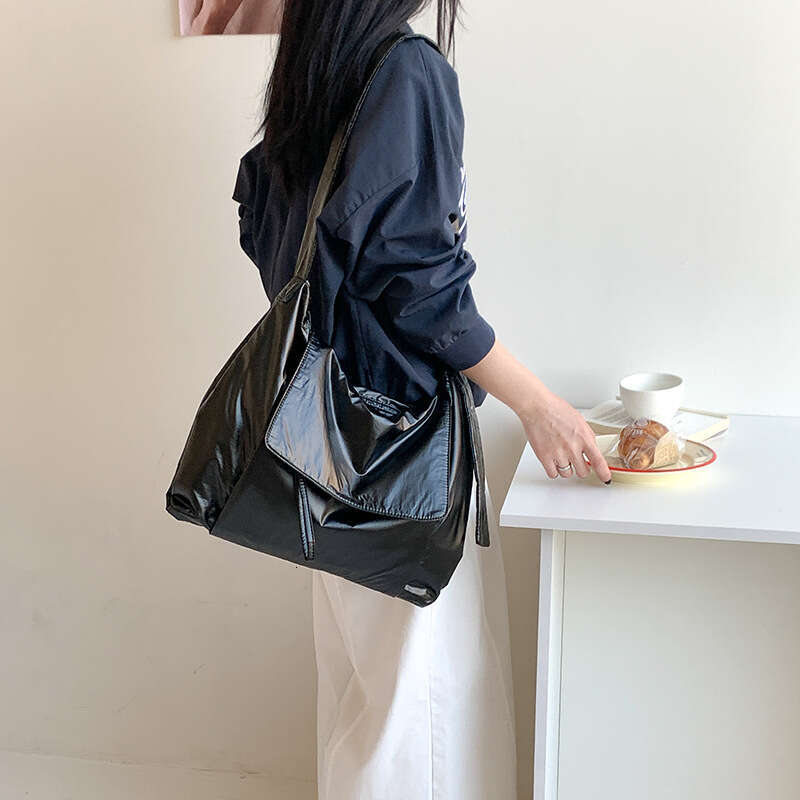 Korean Version Niche Simple Single Shoulder For College Students, Flip Cover Commuter Bag, Large Capacity Lightweight Casual Crossbody Bag B5