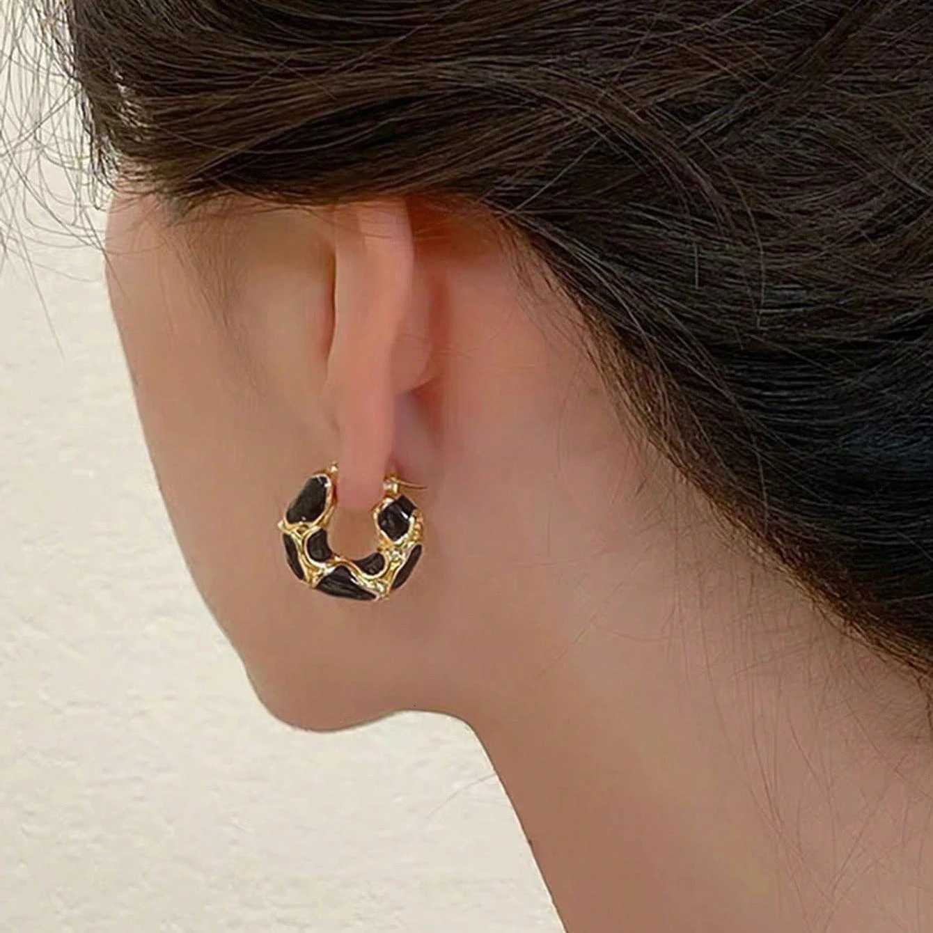 French Retro Enamel Leopard Print Ushaped Ear Buckle Women Temperament Earrings Party and Daily Wear Fashion Jewelry Y251018