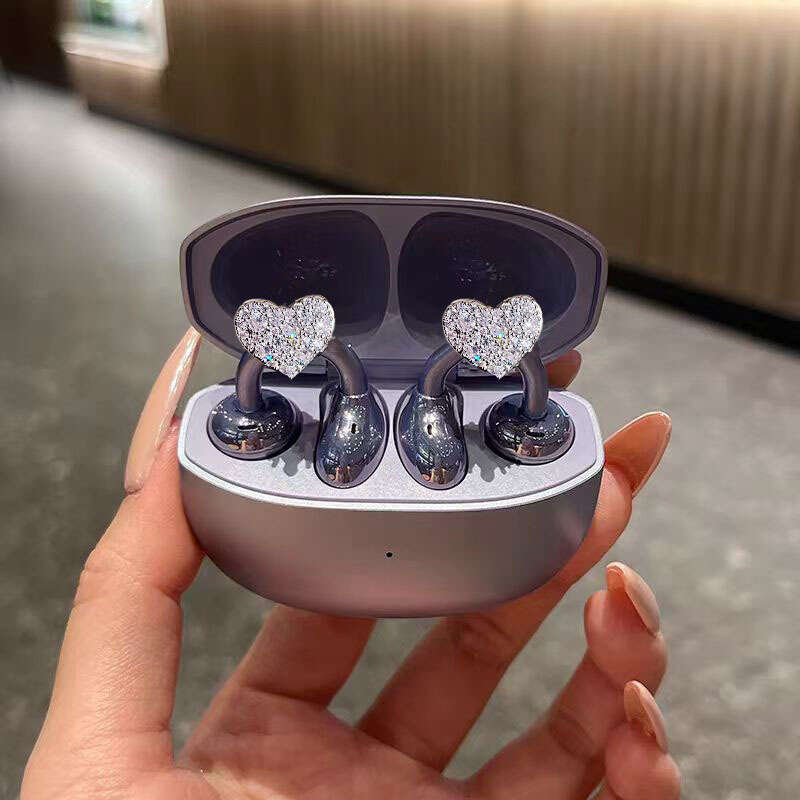 Suitable for Freeclip Flash Dia Heart Earphone Buckle Niche Design Sweet Versatile Accessory