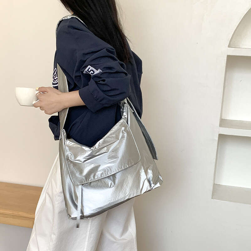 Korean Version Niche Simple Single Shoulder For College Students, Flip Cover Commuter Bag, Large Capacity Lightweight Casual Crossbody Bag B5