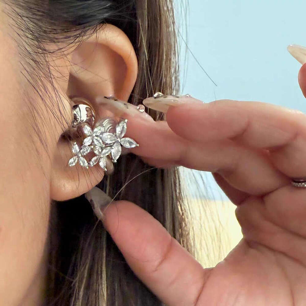 FreeClip Dia Buckle Clip Earphone Decorative Flower Accessories Earrings Women Light High-end Ear Jewelry
