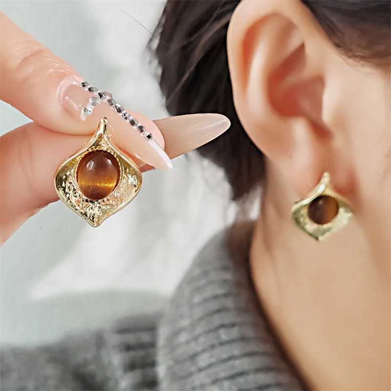 Creative Abstract Metal Leaves Brown Stud Earrings for Women Girl Autumn Winter Vintage Jewelry Accessories Gifts 2025 New Y251018