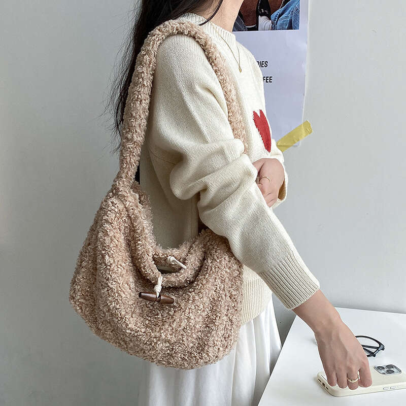 Winter Plush Korean Version New Versatile Soft Large Capacity Niche Design Lamb Wool Shoulder Bag For Women B5