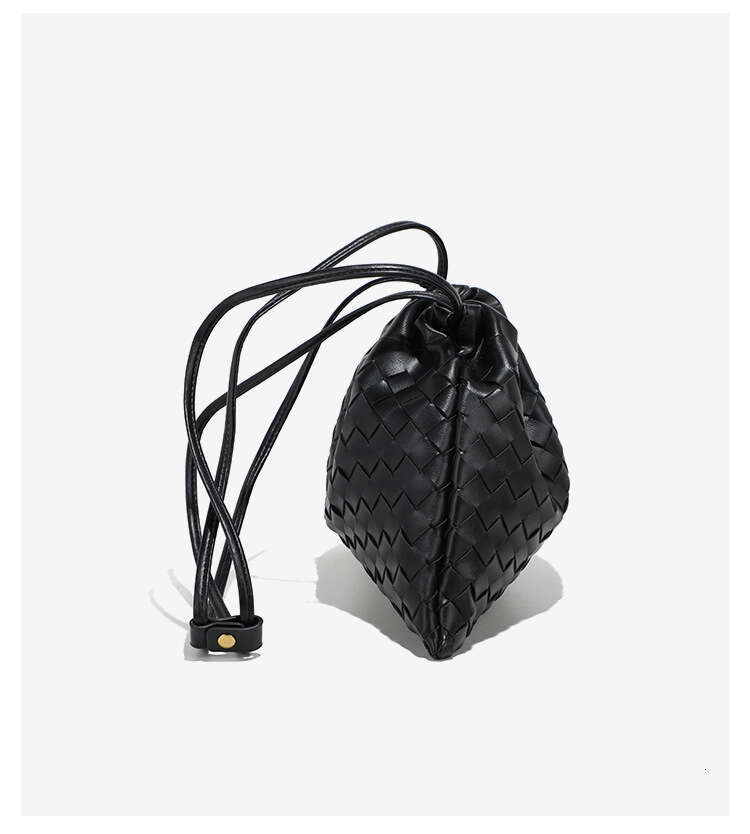 Korean Style High-End Single Shoulder Underarm Woven Pleated Cloud for Women Commuting Versatile Handheld Crossbody Drawstring Trash Bag