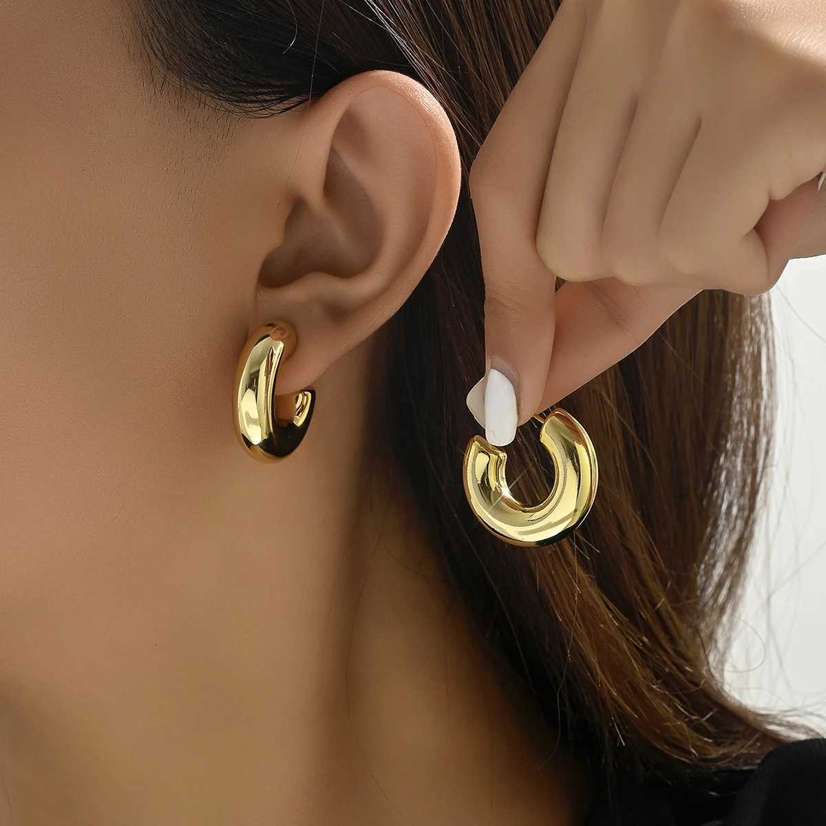 Trendy Circle Twists Hoop Earring for Women Simple Temperament Hyperbole Gold Color Ear Daily Wear Jewelry Party Gifts Y251018