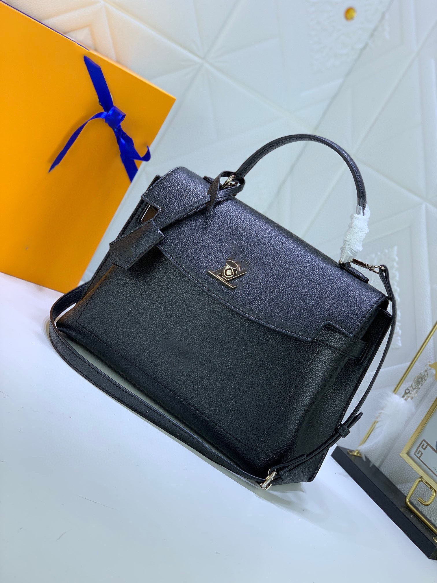 10A Top quality casual, stylish and durable women's designer bag featuring a striking print and gold accents. Ideal as a shoulder accessory.