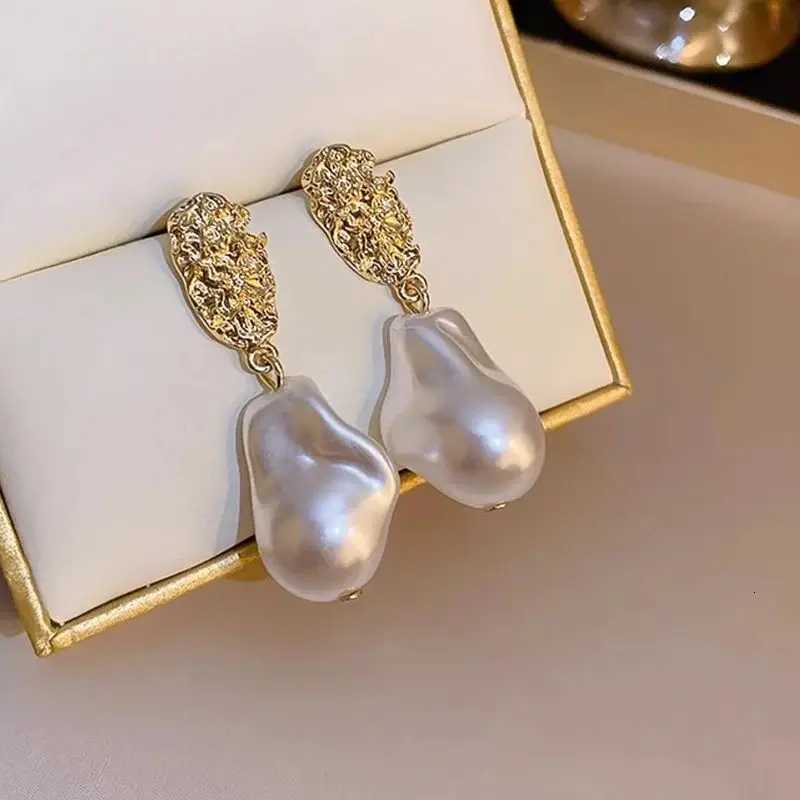 Irregular Water Droplet Imitation Pearl Dangle Earrings for Women Geometry Oval Metal Sheet Drop Earrings Party Retro Jewelry Y251018
